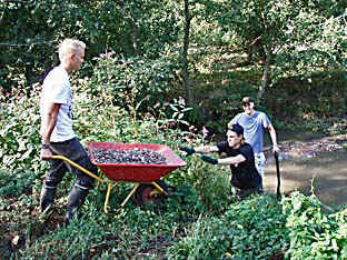 Kauppalanpuiston koskea soraistetaan